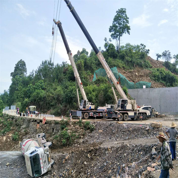 洪山汽车掉沟里叫吊车救援要多少钱